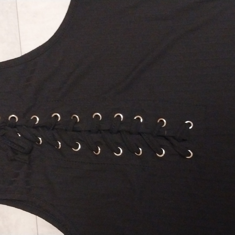 Black crop tank top - Picture 2 of 3